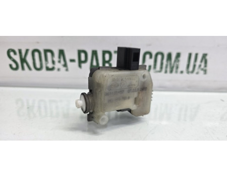 Моторчик двигун відмикання кришки багажника Skoda Octavia Tour VAG (1M0959781A)