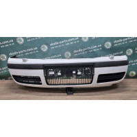 Бампер передній білий з омивачами фар Skoda Octavia Tour VAG (1U0807221AV)