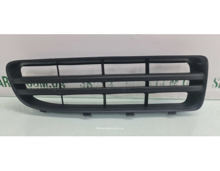Решітка бампера передня права Skoda Octavia Tour 1U0807368C VAG (1U0807368C)