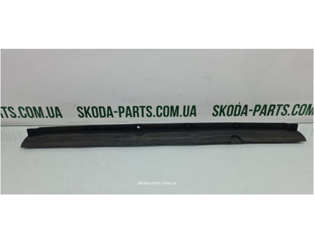 Ущільнювач капоту Skoda Octavia Tour 1U0823707 VAG (1U0823707)