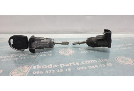 Личинка замка дверей передньої лівою правої з ключем Volkswagen Golf 4 VAG (1U0837167A)