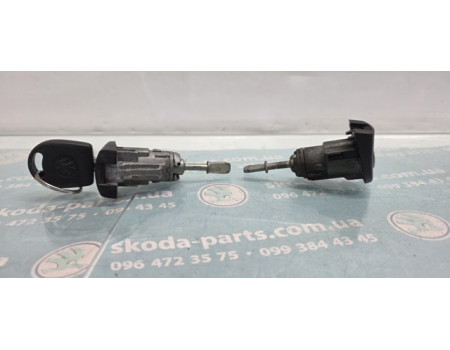 Личинка замка дверей передньої лівою правої з ключем Volkswagen Golf 4 VAG (1U0837167A)