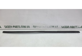 Молдинг накладка вітрового скла Skoda Octavia Tour ліфтбек VAG (1U0854327B)