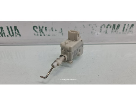 Двигун відмикання кришки багажника Skoda Octavia Tour 1U0862159 VAG (1U0862159)
