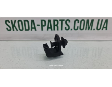 Кліпса карти дверей нижня Skoda Octavia Tour 1U0867260D VAG (1U0867260D)