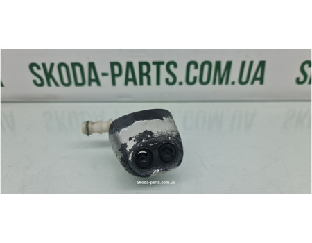 Форсунка омивача фар ліва рестайл Skoda Octavia Tour 1U0955103A VAG (1U0955103A)