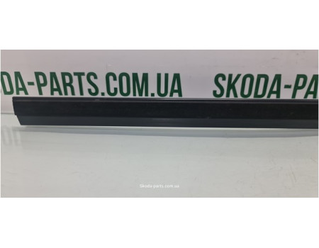 Ущільнювач скла дверей Skoda Octavia Tour 1U4837472A VAG (1U4837472A)