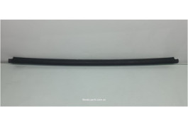 Ущільнювач скла передніх дверей лівої, зовнішній (планка) Skoda Octavia Tour вживаний 1U4837477A VAG (1U4837477A)