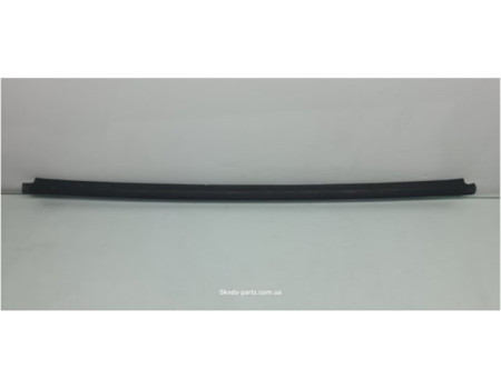 Ущільнювач скла передніх дверей лівої, зовнішній (планка) Skoda Octavia Tour вживаний 1U4837477A VAG (1U4837477A)