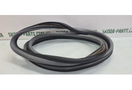 Ущільнювач передній лівий сірий Skoda Octavia Tour VAG (1U4867365DA)