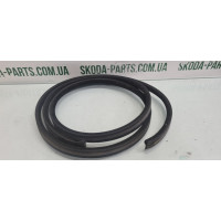 Ущільнювач двері задньої лівої (на кузові) Skoda Octavia Tour 1U6810957 вживаний VAG (1U6810957)