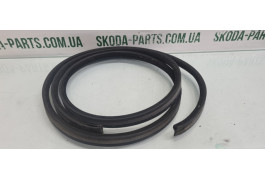 Ущільнювач двері задньої лівої (на кузові) Skoda Octavia Tour 1U6810957 вживаний VAG (1U6810957)