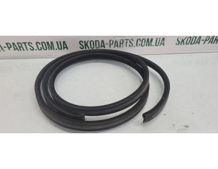 Ущільнювач двері задньої лівої (на кузові) Skoda Octavia Tour 1U6810957 вживаний VAG (1U6810957)