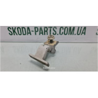 Завіса кришки багажника права ліфтбек Skoda Octavia Tour 1U6827302 вживана VAG (1U6827302)