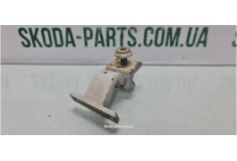 Завіса кришки багажника права ліфтбек Skoda Octavia Tour 1U6827302 вживана VAG (1U6827302)