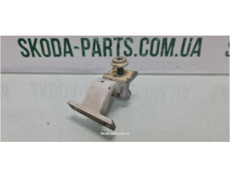 Завіса кришки багажника права ліфтбек Skoda Octavia Tour 1U6827302 вживана VAG (1U6827302)