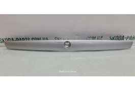 Планка підсвітки номерного знаку кришки багажника Skoda Octavia Tour VAG (1U6827577E)