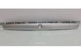 Планка підсвітки номерного знаку Skoda Octavia Tour 1U6827577E вживана VAG (1U6827577E)