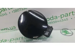 Лючок паливного бака комбі чорний Skoda Octavia Tour 1U9809857E VAG (1U9809857E)