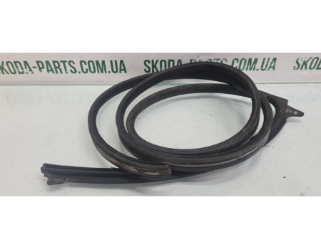 Ущільнювач скла лівих дверей комбі Skoda Octavia Tour 1U9810957A VAG (1U9810957A)