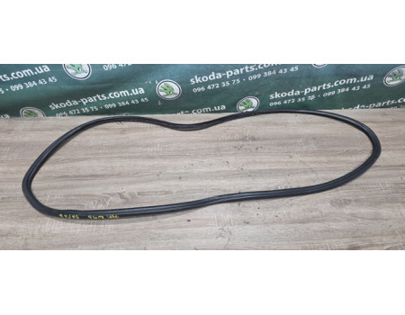 Ущільнювач кришки багажника ляди Skoda Octavia Tour універсал VAG (1U9827705E)