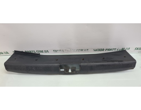 Накладка замка багажника комбі Skoda Octavia tour вживана 1U9863485 VAG (1U9863485)