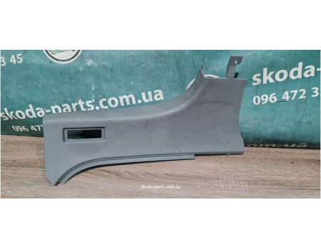 Накладка багажника права комбі Skoda Octavia Tour 1U9868226 VAG (1U9868226)