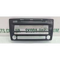 Рамка магнітоли Skoda Octavia A5 1Z0035212C вживана VAG (1Z0035212C)
