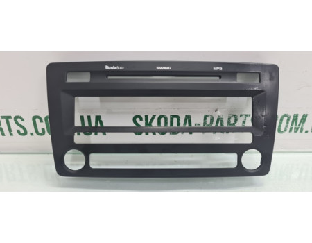 Рамка магнітоли Skoda Octavia A5 1Z0035212C вживана VAG (1Z0035212C)