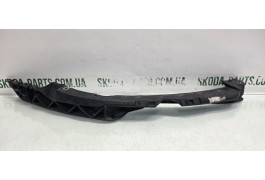 Направляюча переднього бампера права Skoda Octavia A5 рестайл VAG (1Z0807184D)