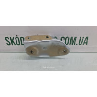 Кронштейн кріплення крила передній правий рестайл Skoda Octavia A5 1Z0821142A вживаний VAG (1Z0821142A)