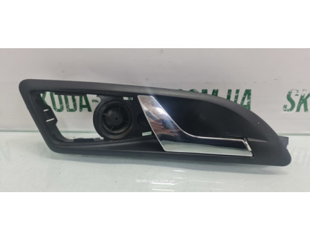 Ручка внутрішня передня права з пищалкою Skoda Octavia A5 1Z0837248 VAG (1Z0837248)