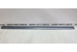 Молдинг передньої правої двері Skoda Octavia A5 рестайл 1z0853518A VAG (1Z0853518A)