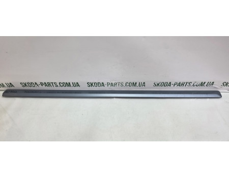 Молдинг передньої правої двері Skoda Octavia A5 рестайл 1z0853518A VAG (1Z0853518A)