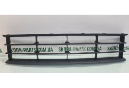 Решітка переднього бампера центральна Skoda octavia A5 рестайл 1Z0853677C вживана VAG (1Z0853677C)