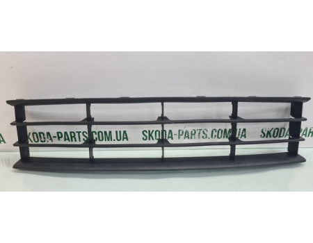 Решітка переднього бампера центральна Skoda octavia A5 рестайл 1Z0853677C вживана VAG (1Z0853677C)