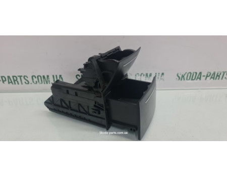 Пепельниця задня в центральну консоль підстаканник в підлокітник Skoda Octavia A5 VAG (1Z0857961)