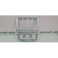 Рамка магнітоли вживана Skoda Octavia A5 1Z0858069R VAG (1Z0858069R)