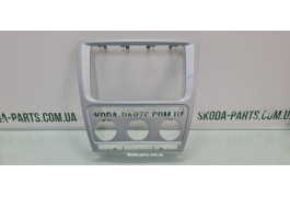 Рамка магнітоли вживана Skoda Octavia A5 1Z0858069R VAG (1Z0858069R)