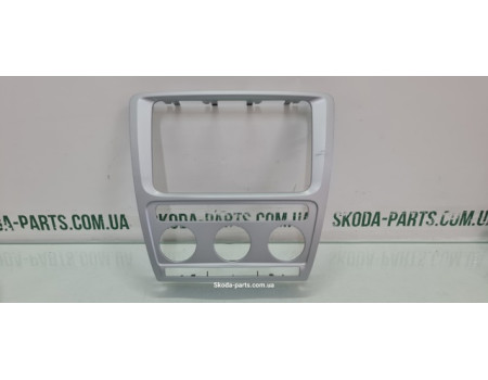 Рамка магнітоли вживана Skoda Octavia A5 1Z0858069R VAG (1Z0858069R)