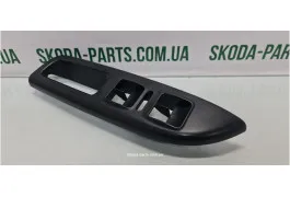 Ручка дверей внутрішня передня ліва на чотири склопідіймача Skoda Octavia A5 1Z1867171 VAG (1Z1867171)