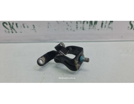 Завіса петля кришки багажника ліва Skoda Octavia A5 1Z5827301C VAG (1Z5827301C)