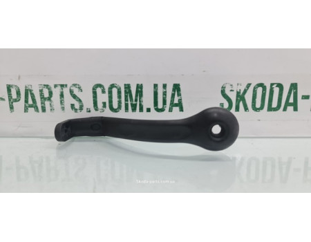 Ручка тримач закривання кришки багажника ліфтбек Skoda Fabia New 1Z5827895AB VAG (1Z5827895AB)