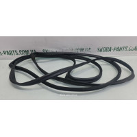 Ущільнювач дверей задній лівий комбі Skoda Octavia A5 1Z9839697C VAG (1Z9839697C)