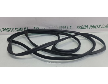 Ущільнювач дверей задній лівий комбі Skoda Octavia A5 1Z9839697C VAG (1Z9839697C)