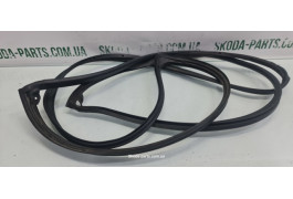 Ущільнювач дверей задній правий комбі Skoda Octavia A5 1Z9839698C VAG (1Z9839698C)