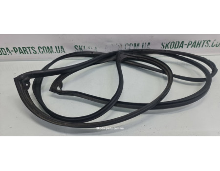 Ущільнювач дверей задній правий комбі Skoda Octavia A5 1Z9839698C VAG (1Z9839698C)