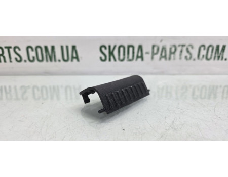 Заглушка замка багажника нижня Skoda Octavia A5 універсал VAG (1Z9863497)