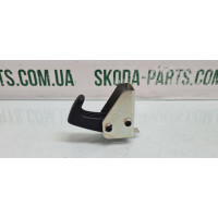 Фіксатор гачок шторки багажника Skoda Octavia A5 вживаний 1Z9867615D VAG (1Z9867615D)