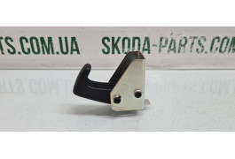 Фіксатор гачок шторки багажника Skoda Octavia A5 вживаний 1Z9867615D VAG (1Z9867615D)